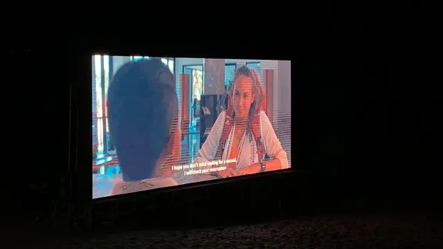 Turis mancanegara nonton bareng film Labuan Hati di gelaran Cinema On The Beach 2022