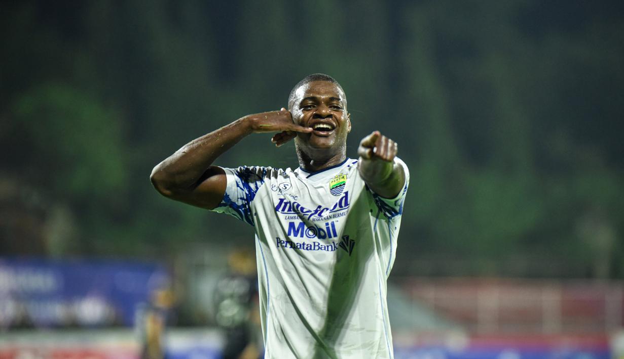 Persib yang tak mau menyerah begitu saja akhirnya mencetak gol penyeimbang pada menit ke-72. Bruno Cantanhede mampu membobol gawang Adilson Maringa dengan tandukan terukur. (Dok. Persib)