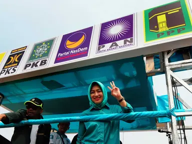 Calon Walikota Tangerang Selatan,  Airin Rachmi (kanan) saat mengikuti Karnaval Sosialisasi Pilkada Damai Kota Tangerang Selatan, Minggu (20/9/2015) KPUD Kota Tangsel mengajak masyarakat untuk mensukseskan Pilkada Serentak. (Liputan6.com/Helmi Afandi)