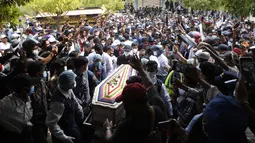 Warga mengusung peti jenazah Mya Thwet Thwet Khine ke pemakaman di Naypyitaw, Myanmar (22/2/2021). Ribuan orang menghadiri pemakaman tersebut. (AP Photo)