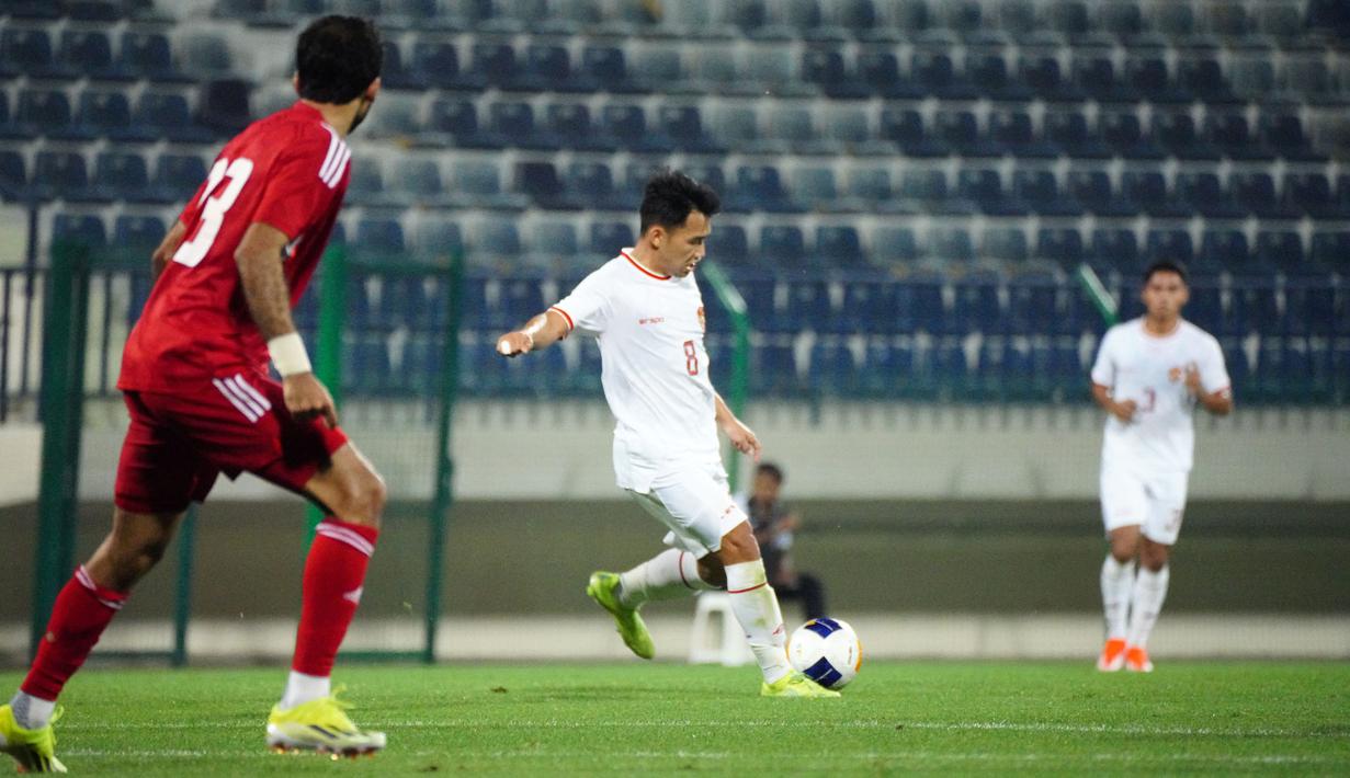 <p>Pemain Timnas Indonesia U-23, Witan Sulaeman mengumpan bola pada laga uji coba jelang Piala Asia U-23 2024 melawan Uni Emirat Arab di Dubai, Senin (09/04/2024) WIB. (Dok. PSSI)</p>