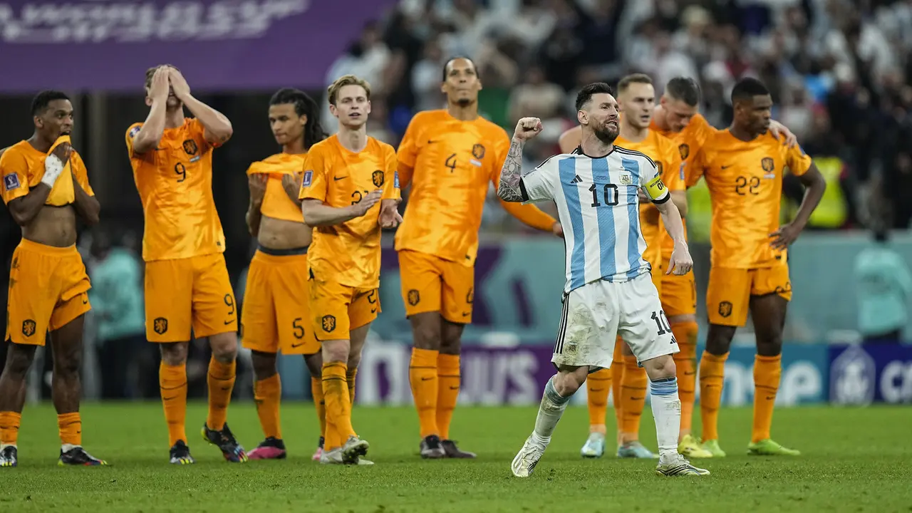 Foto: Ragam Selebrasi Lionel Messi saat Tendang Belanda dari Piala Dunia 2022, dari Sindir van Gaal hingga Peluk Emiliano Martinez