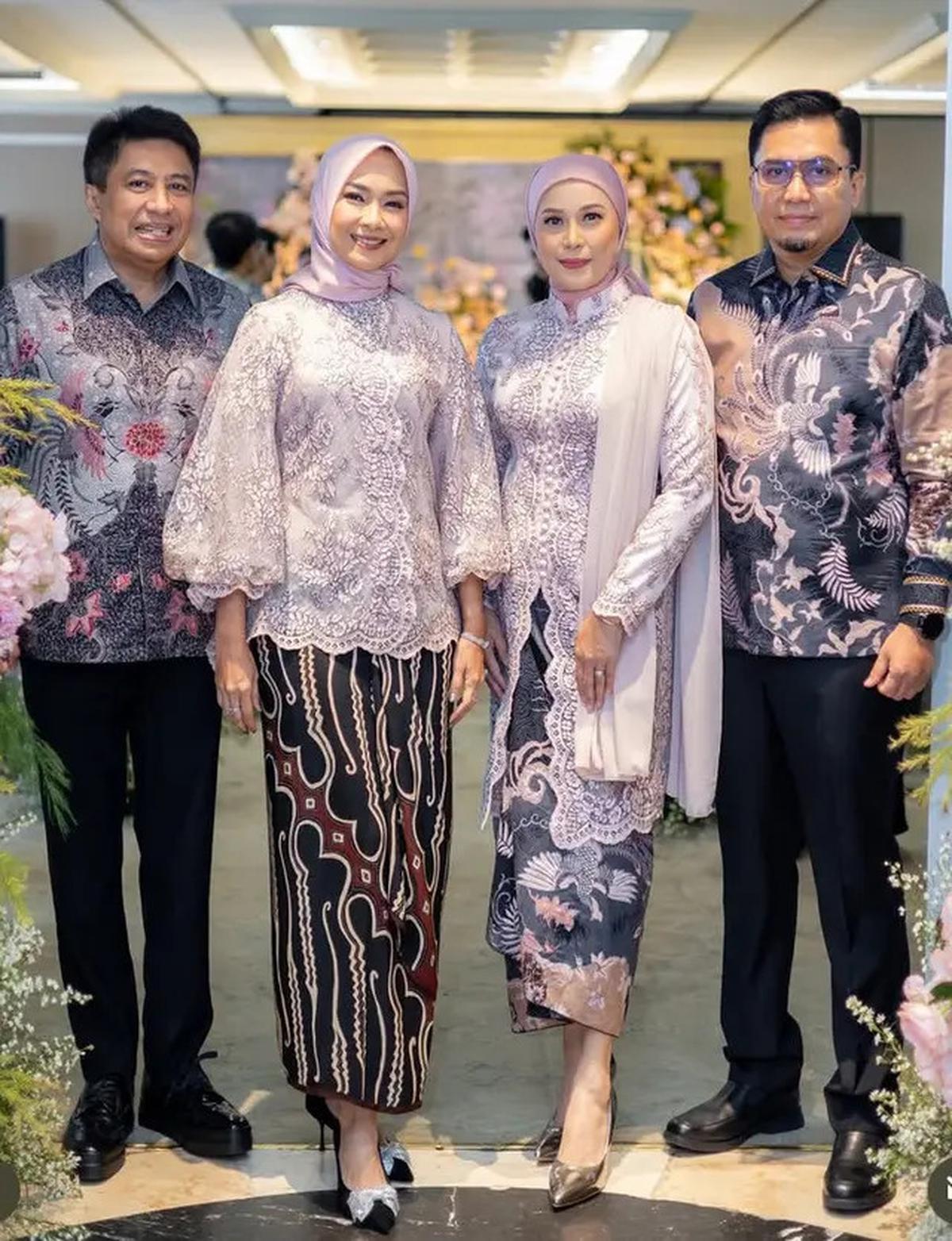 6 Potret Awet Muda Alya Rohali Kenakan Kebaya Ungu saat Acara Tunangan Putri Sulungnya