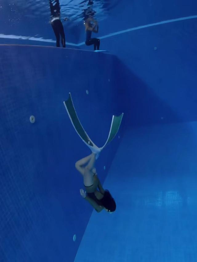 Potret Prilly Latuconsina asyik free diving (credit: https://www.instagram.com/prillylatuconsina96/).