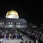 Suasana di luar Kubah Batu (Dome of the Rock) yang terlihat dipadati umat muslim beribadah saat memburu malam Lailatul Qadar di kompleks Masjid Al-Aqsa di Yerusalem (8/5/2021). (AFP/Ahmad Gharabli)