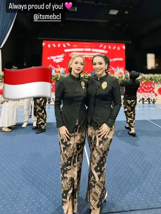 Penampilan BCL tak luput dari atensi. Ia tampil ala Dasiyah atau Jeng Yah dalam serial ‘Gadis Kretek’ mengenakan kebaya janggan berwarna hitam. [@itsmebcl].