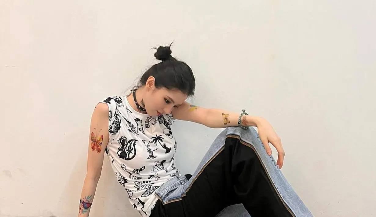 Kali ini, Han So Hee pamer tato kupu-kupu dengan t-shirt putih dan dual tone denim pants. Tampilan jadi terlihat edgy dengan boot heels [@xeesoxee]