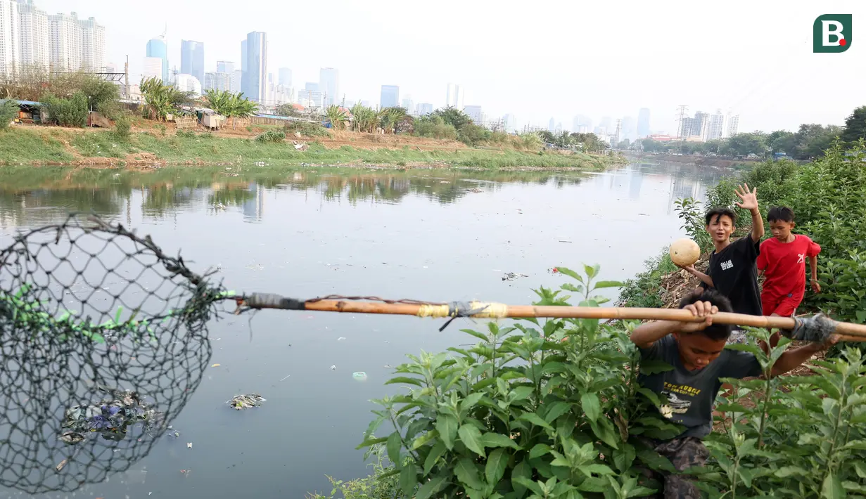 Namun biaya sewa lapangan sepak bola di Jakarta bikin mereka harus mengelus dada. Harganya mulai dari ratusan ribu hingga jutaan rupiah perjamnya. (Bola.com/M Iqbal Ichsan)