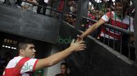 Pemain asing Madura United FC, Fabiano Beltrame, menyapa suporter sebelum beruji coba melawan Persiba Balikpapan di Stadion Ahmad Yani, Sumenep, Sabtu (20/2/2016). (Bola.com/Vitalis Yogi Trisna)