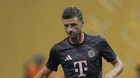 Pemain Bayern Munchen, Thomas Muller, melakukan pemanasan sebelum laga perempat final Piala Dunia Antarklub melawan PSG di Atlanta, Sabtu (5/7/2025). (AP Photo/Mike Stewart)