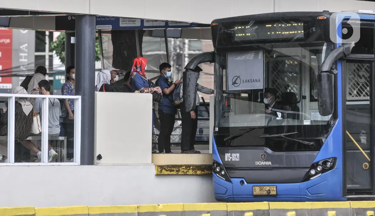Penumpang saat menaiki bus Transjakarta di Halte Gelora Bung Karno, Senayan, Jakarta Pusat, Senin (12/9/2022). PT Transjakarta mulai hari ini kembali memperpanjang jam operasional layanan menjadi 24 jam yang berlaku di 13 koridor. Kepala Divisi Sekretaris Perusahaan Transjakarta Anang Rizkani Noor mengatakan, kebijakan ini diberlakukan untuk melayani masyarakat yang masih beraktivitas hingga larut malam. (merdeka.com/Iqbal S. Nugroho)