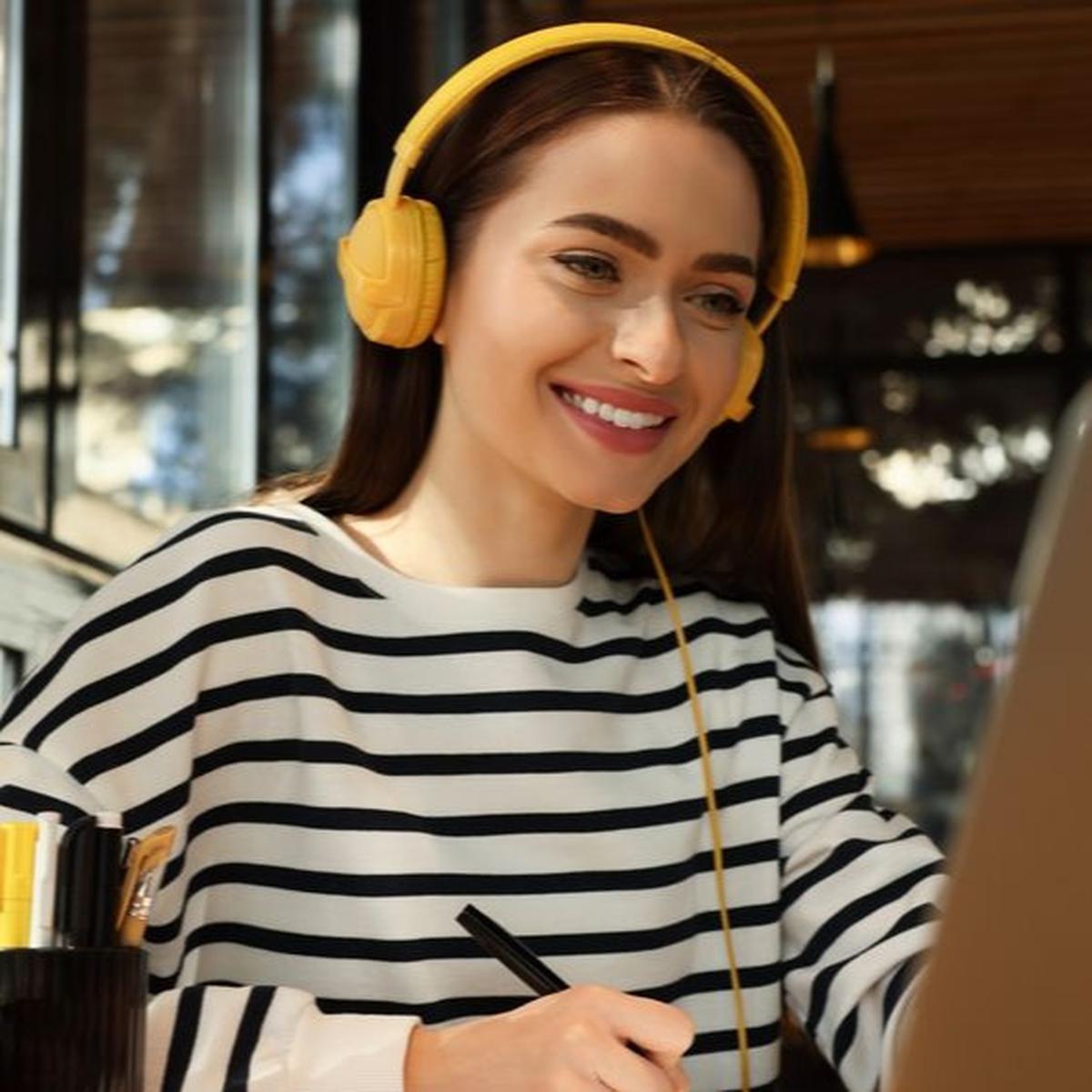 Benarkah Mendengarkan Musik Bisa Bikin Fokus Bekerja?