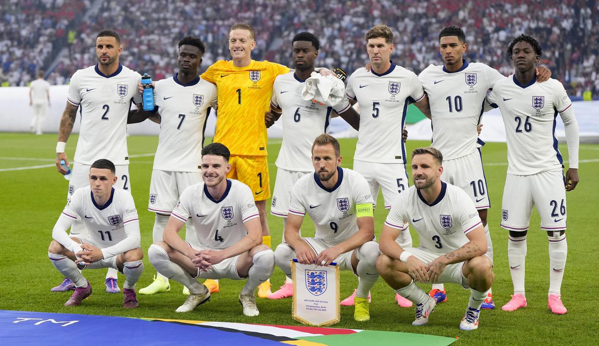 Para pemain starting XI Timnas Inggris berfoto bersama jelang menghadapi Timnas Spanyol pada laga final Euro 2024 di Olympiastadion, Berlin, Jerman, Minggu (14/7/2024). (AP Photo/Manu Fernandez)