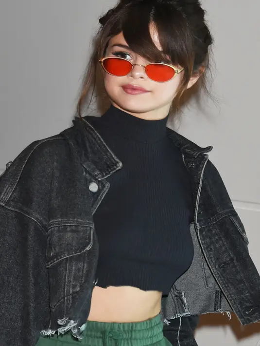 Yang lebih menarik lagi, rambut panjang Selena di ikat dengan model messy bun. Tak sedikit komentar pujian dari para netizen dan penggemar setia nya. (Suns/Bintang.com)