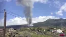 Gambar yang diambil dari video ini menunjukkan letusan gunung berapi yang difilmkan oleh warga, Carlota Manuela Martín Fuentes, di pulau La Palma di Kepulauan Canaria, Spanyol, Minggu (19/9/2021). Sebelum kejadian ini gempa sudah terasa di sekitar lokasi selama sepekan. (AP Photo/Jonathan Rodriguez)