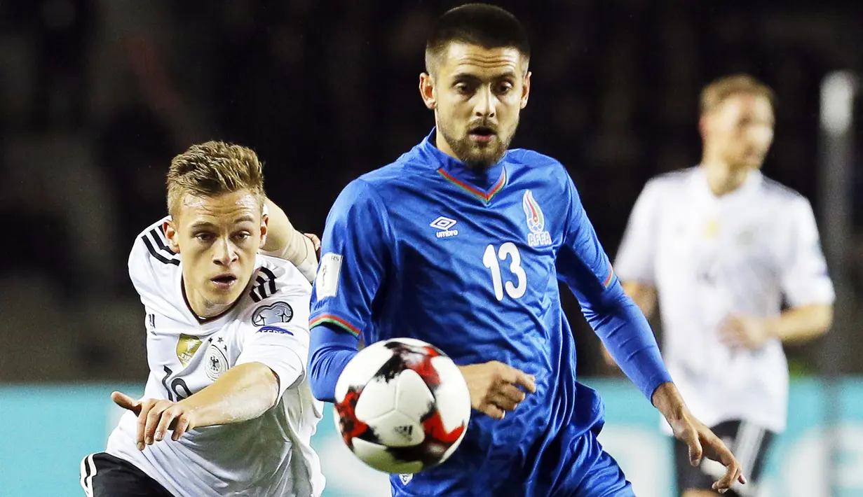 Bek Jerman, Joshua Kimmich, berebut bola dengan gelandang Azerbaijan, Dimitri Nazarov. Pada laga tersebut Jerman memakai skema 4-2-3-1 sementara Azerbaijan dengan formasi 4-5-1. ( EPA/Zurab Kurtsikidze)