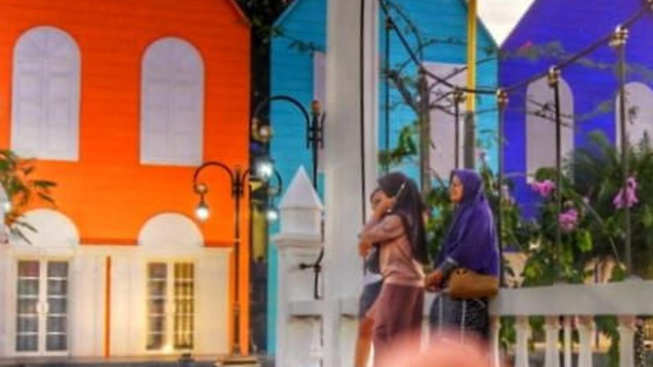 "Magnet dunia itu ada di sini semua. Karena apa, tidak semua orang bisa ke tempat itu. Karena mahal," tegasnya.