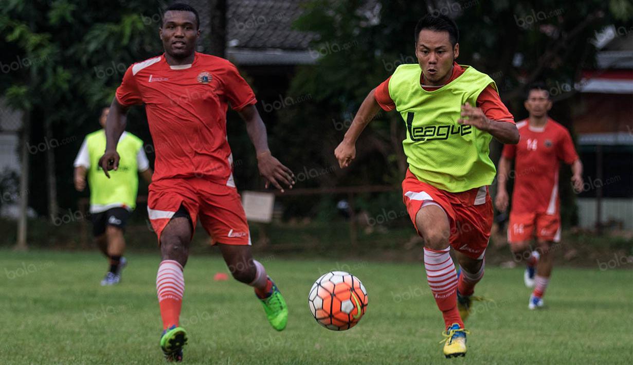 3. Ishikayya Ryota (kanan), gelandang sayap mungil asal Jepang ini belum pernah berkarier di Indonesia. Namun melihat kebutuhan tim, sepertinya sulit baginya bersaing karena Persija saat ini lebih membutuhkan striker. (Bola.com/Vitalis Yogi Trisna)