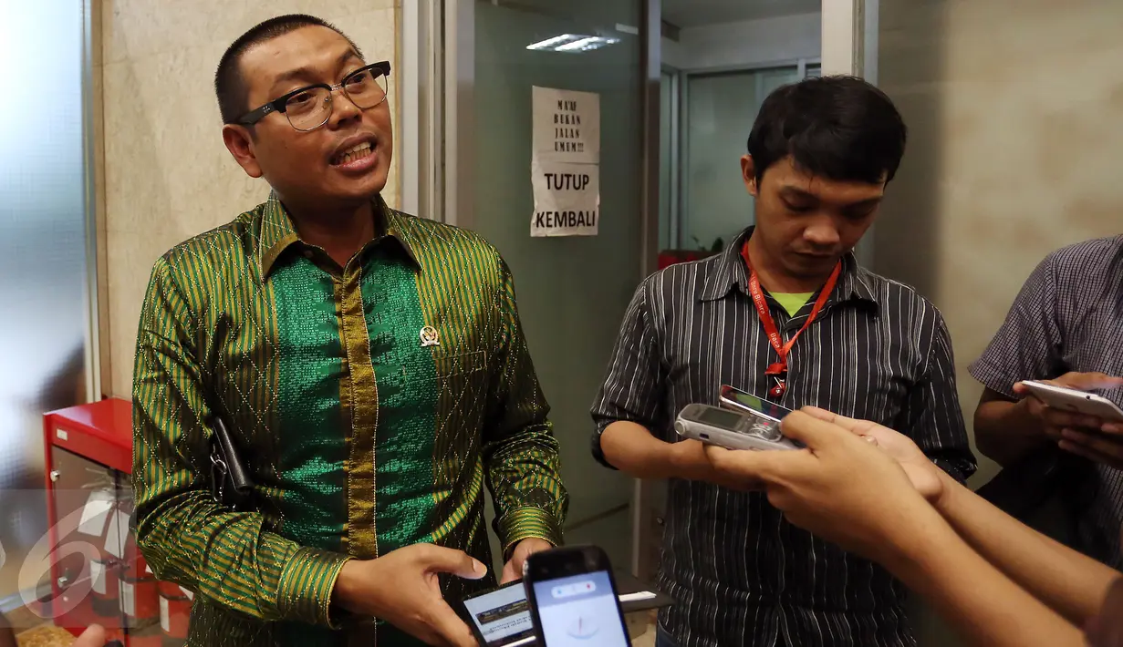 Anggota Komisi VII DPR, Mukhtar Tompo memberikan keterangan pers usai Rapat Dengar Pendapat di Gedung DPR/MPR, Jakarta, Kamis (9/2). Mukhtar mengaku mendapat perlakuan yang tidak menyenangkan dari Dirut PT Freeport Indonesia (Liputan6.com/Johan Tallo)