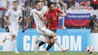 Pemain Rusia, Daler Kuziaev (kiri) berebut bola dengan pemain Spanyol,  Isco pada laga 16 besar di Luzhniki Stadium, Moskow, Rusia, (1/7/2018). Rusia dan Spanyol bermain imbang 1-1. (AP/Alexander Zemlianichenko)