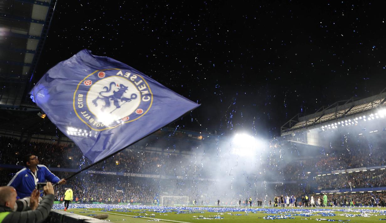 Suporter Chelsea merayakan gelar juara Premier League saat laga melawan Watford di Stadion Stamford Bridge, London, Senin (15/5/2017). Chelsea menang 4-3 atas Watford. (AFP/Adrian Dennis)