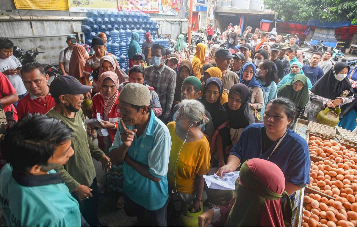Antrean pembeli gas 3 kg