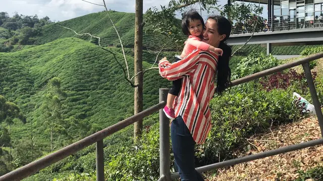 [Fimela] Atiqah Hasiholan dan Salma