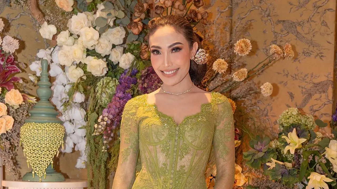 6 Pilihan Kebaya Ayu Dewi untuk Kondangan, Serba Elegan!