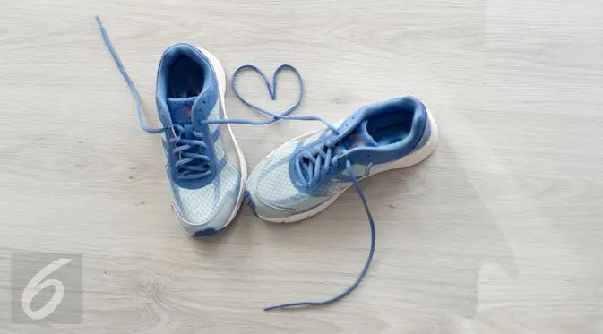 Tips Ampuh Bersihkan Sepatu Sesuai Bahan