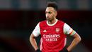 Striker Arsenal, Pierre-Emerick Aubameyang, tampak lesu usai ditaklukkan Burnley pada laga Liga Inggris pada laga Liga Inggris di Stadion Emirates, Senin (14/12/2020). Arsenal takluk 0-1 dari Burnley. (Laurence Griffiths/Pool/AFP)