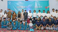 Billy Leonardo bersama dengan Arfadia dan Candi membuat acara buka puasa bersama. Mereka menggelar acara buka bersama dengan anak-anak panti asuhan Yayasan Al-Hikmah Denpasar, Minggu (24/4/2022).