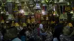Warga berjalan melewati lampu fanus, lentera tradisional khas yang dijual selama Ramadan, di distrik Saida Zeinab di Ibu Kota Kairo, 29 Mei 2016. Masyarakat Mesir mulai memburu lampu fanus yang merupakan dekorasi khas Ramadan. (MOHAMED EL-Shahed /AFP)