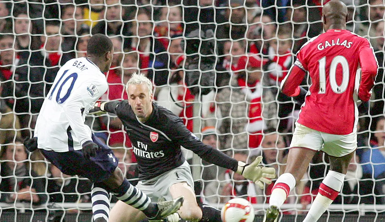 Pemain Tottenham, Darren Bent mencetak gol ke gawang Arsenal pada laga Liga Premier di Stadion Emirates, Inggris, Rabu (29/10/2008). (EPA/Gerry Penny)