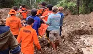 Tanah longsor yang terjadi pada Sabtu, pukul 22.30 Wita itu menewaskan 18 orang yang tersebar di dua titik, yakni 14 di Palangka dan 4 di Lembang Randan Batu. (National Search and Rescue Agency via AP)