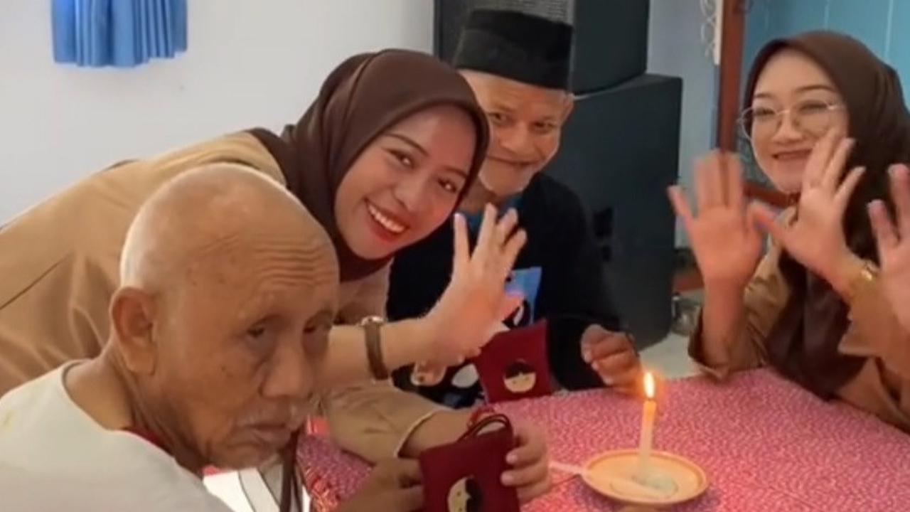 "mbah yanto dan mbah broto, mereka berdua ketemu di panti asuhan dari kecil dan bareng terus sampe sekarang, beliau ga sedarah tapi ikatan satu sama lain bener2 kuat banget melebihi saudara," tulis Awe.