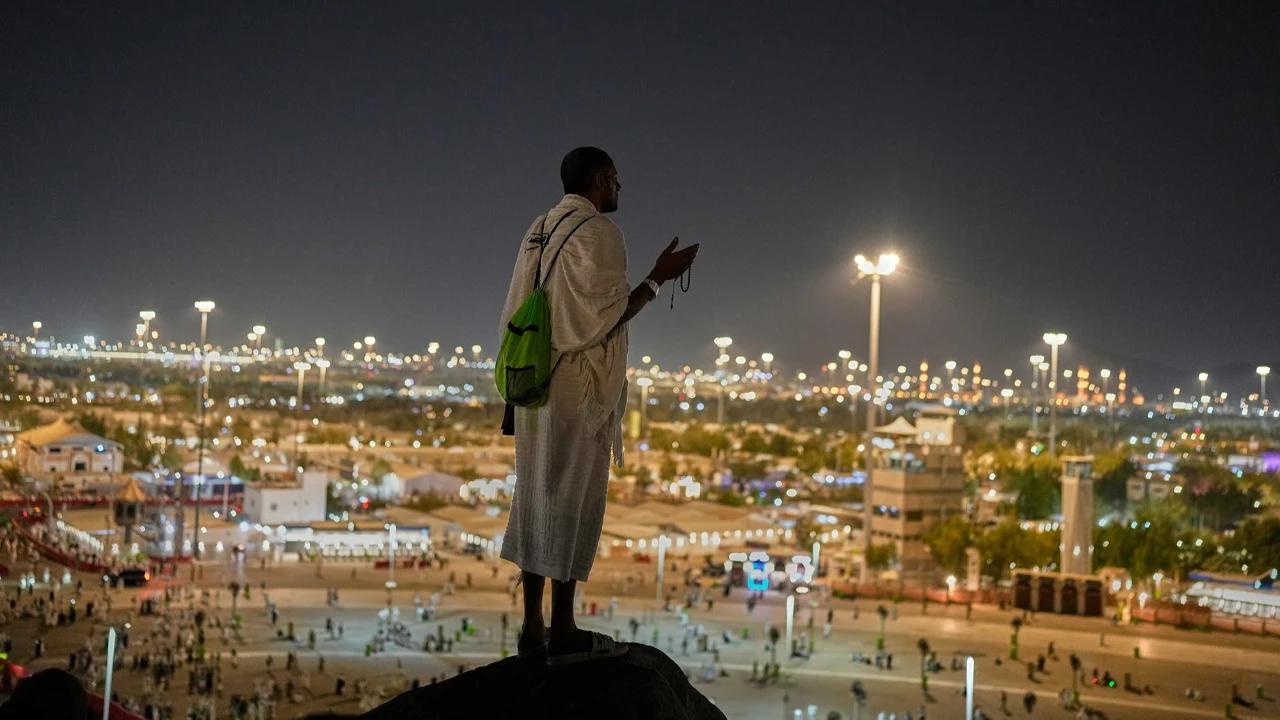 FOTO: Khusyuk Jemaah Haji Berdoa di Jabal Rahmah