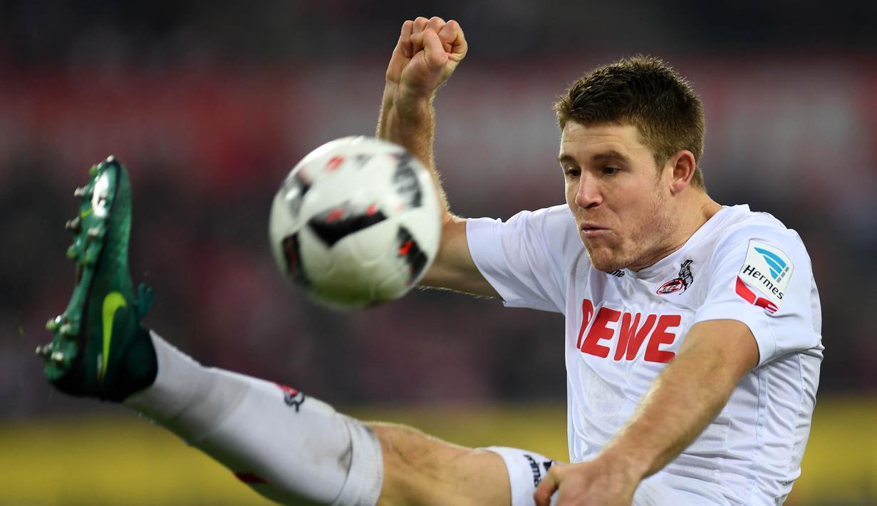 3. Dominique Heintz (Cologne), dengan tinggi 188 cm dirinya memiliki ukuran tubuh ideal untuk posisi bek tengah. Walau masih berusia 23 tahun, bek Jerman ini sudah melakukan 103 clearances sepanjang musim 2016/2017. (AFP/Patrik Stollarz)