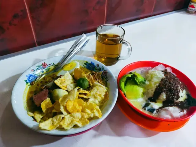 12. Lontong Kari Kebon Karet Dikenal karena Kuah Kare Kentalnya yang Berbumbu dan Nendang