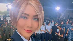 Sebuah foto memperlihatkan Inul Daratista mengenakan seragam formal biru tua dengan name tag bertuliskan Inul. Pelantun “Kocok-kocok” dan “Masa Lalu” melakukan swafoto dengan latar sejumlah personel TNI AU. Foto ini diunggah di akun Instagram terverifikasi bertepatan dengan Hari Jadi TNI ke-77, 5 Oktober 2022. Bersama foto ini, Inul Daratista menulis definisi wanita tanggung yakni kuat menghadapi cobaan hidup. (Foto: Dok. Instagram @inul.d).