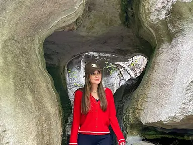 Tidak hanya menikmati serunya liburan ke luar negeri, Luna Maya pun turut menikmati liburannya ke berbagai tempat yang ada di Indonesia. Salah satunya ialah Kampung Karst Ranmang-Ranmang. Pada tempat wisata ini ia menikmati indahnya gua prasejarah yang usianya mencapai puluhan ribu tahun. (Liputan6.com/IG/@lunamaya)