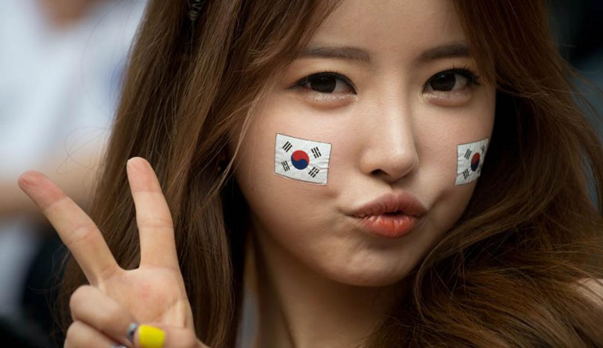 Gaya menggemaskan dari fans cantik Korea saat laga Korea selatan kontra Rusia pada 18 juni 2014 (AFP PHOTO/Ed Jones)