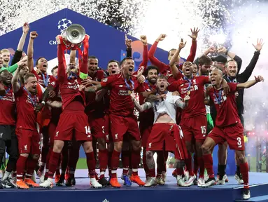 Pemain Liverpool Jordan Henderson mengangkat trofi juara Liga Champions usai mengalahkan Tottenham Hotspur di Stadion Wanda Metropolitano, Madrid, Spanyol, Sabtu (1/6/ 2019). (AP Photo/Francisco Seco)