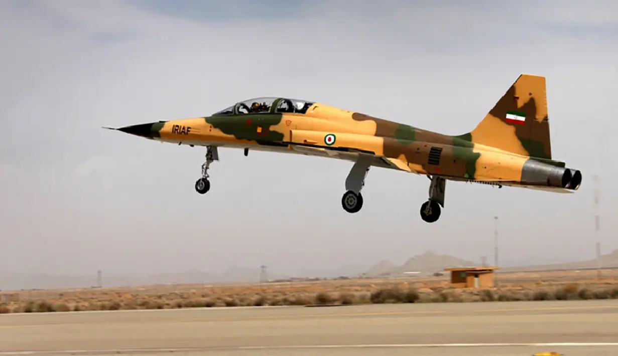 Gambar yang dirilis Kementerian Pertahanan Iran pada 21 Agustus 2018 memperlihatkan jet tempur terbaru generasi keempat bernama Kowsar. Jet tempur Kowsar memiliki "avionik canggih" dan radar multi-fungsi. (AFP/IRANIAN DEFENCE MINISTRY/HO)
