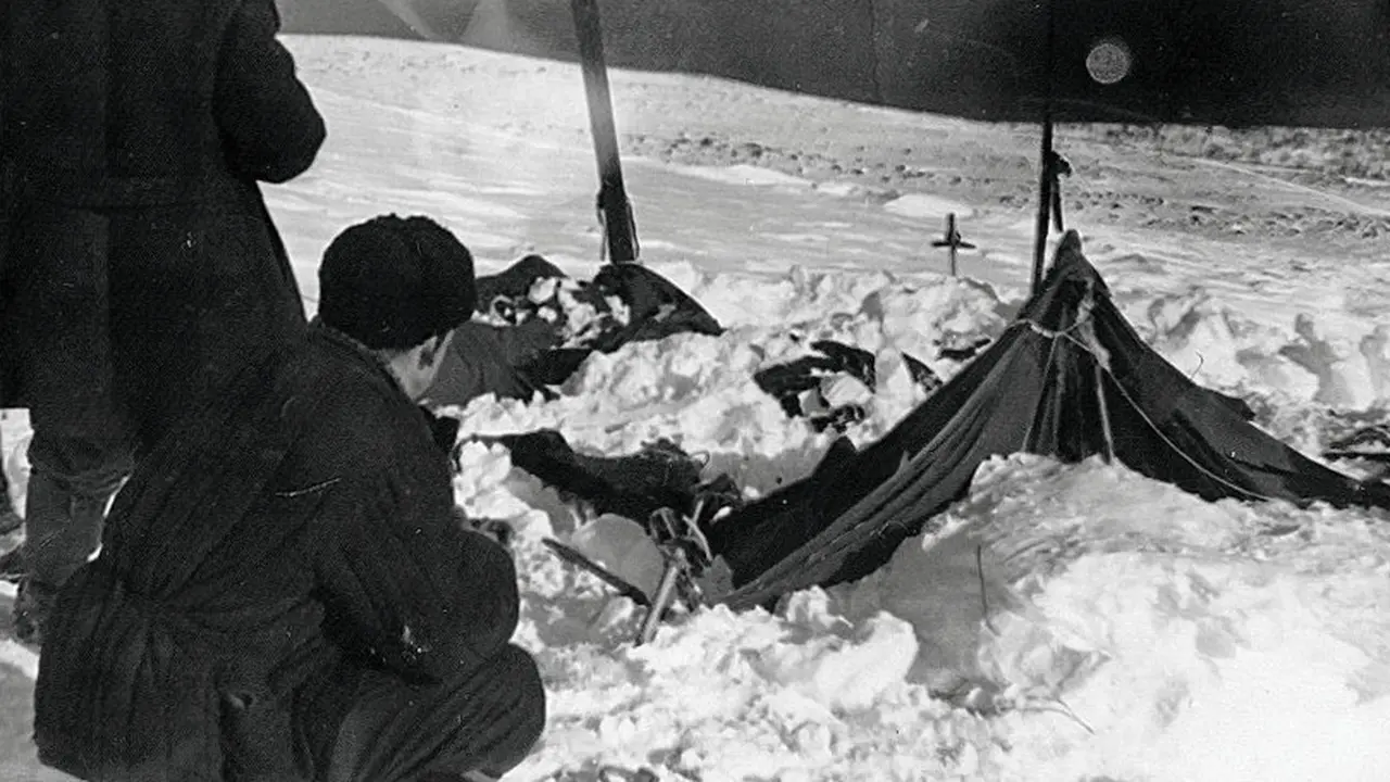 Pemandangan tenda saat tim penyelamat menemukannya pada tanggal 26 Februari 1959: tenda telah dibongkar dari dalam, dan sebagian besar pemain ski telah melarikan diri dengan kaus kaki atau tanpa alas kaki.