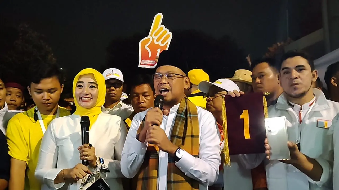 Pasangan nomor urut satu Pilkada Depok, Imam-Ririn saat menemui para pendukungnya di halaman parkir Hotel Bumi Wiyata, Depok.