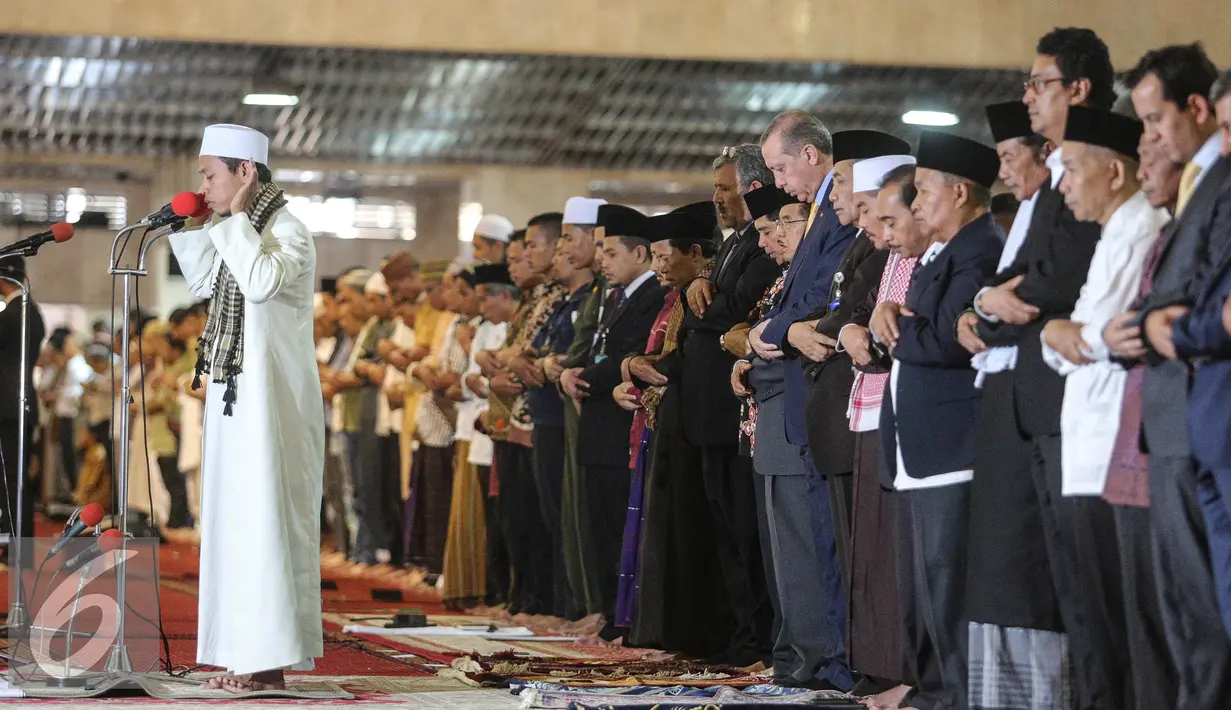 Wakil Presiden Jusuf Kalla mendampingi Presiden Turki Reccep Tayyip Erdogan saat shalat Jumat di Mesjid Istiqlal, Jakarta, Jumat (31/7/2015). Erdogan berada di Indonesia selama tiga hari dalam rangka kunjungan kenegaraan. (Liputan6.com/Faizal Fanani)