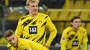 Para pemain Borussia Dortmund tampak lesu usai ditaklukkan Stuttgart pada laga Bundesliga di Stadion Signal Iduna Park, Minggu (13/12/2020). Stuttgart menang dengan skor 5-1. (AFP/Ina Fassbender)