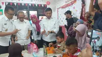 Ketua Wantimpres Wiranto memantau uji coba program Makan Bergizi Gratis (MBG) di Kota Tangerang. (Liputan6.com/Pramita Tristiawati)