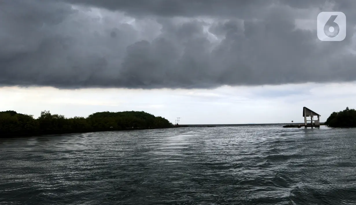 Awan cumulonimbus menyelimuti perairan Teluk Jakarta, Minggu (10/1/2021). Sejak beberapa hari terakhir, perairan Teluk Jakarta diselimuti cuaca ekstrem yang berbahaya bagi pelayaran dan penerbangan. (merdeka.com/Arie Basuki)