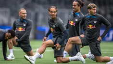 (Dari kiri) Pemain RB Leipzig David Raum, Xavi Simons, Yussuf Poulsen dan Christopher Lenz melakukan pemanasan saat latihan menjelang pertandingan Grup G Liga Champions 2023/2024, di stadion Stadion Wankdorf, Senin (18/9/2023). (Fabrice COFFRINI / AFP)